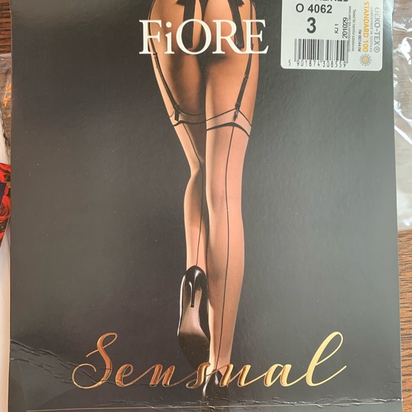 Madame Stockings - Picture 5 of 8